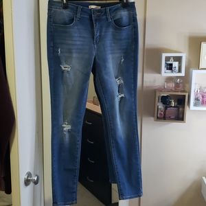 Juniors SO destructed jegging.